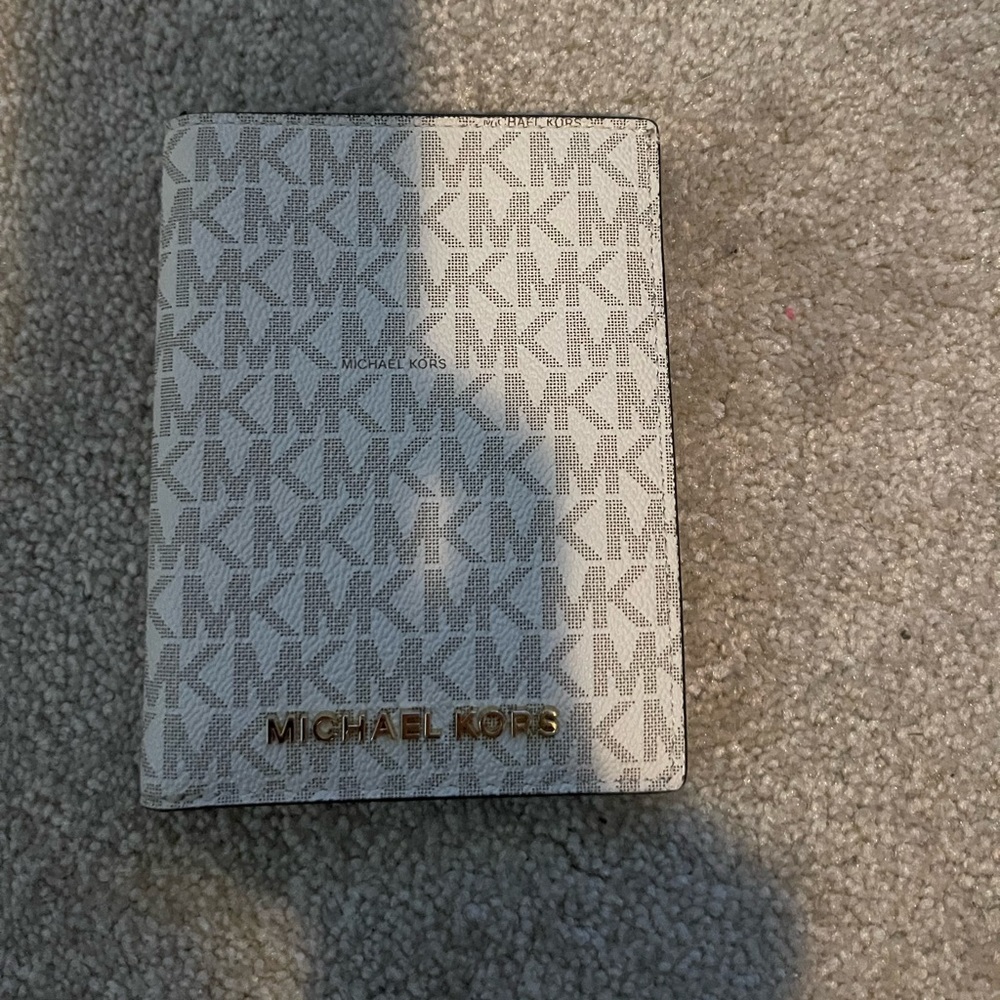 Michael Kors Passport case (Vanilla/Acorn)